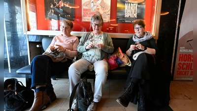 Welcher Film gezeigt wird, erfahren die Besucherinnen bei dem Kölner Event erst kurz vorher als Überraschung.  (Foto: Roberto Pfeil/dpa)