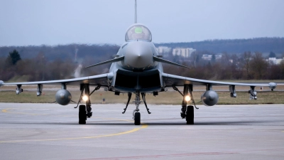 Kampfjets der Bundeswehr dürfen in Tieffluggebieten kurzzeitig auf knapp 80 Meter Höhe absinken. (Symbolbild: Sven Hoppe/dpa)