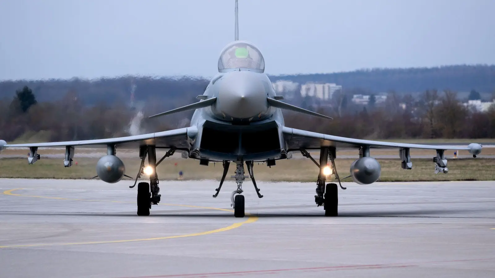 Kampfjets der Bundeswehr dürfen in Tieffluggebieten kurzzeitig auf knapp 80 Meter Höhe absinken. (Symbolbild: Sven Hoppe/dpa)
