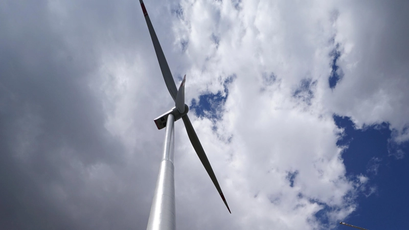 Der Bürgerwindpark Linden-Hohenroth steht gemeindeübergreifend in den Ortsteilen von Markt Erlbach und Trautskirchen. Die beiden Windkraftanlagen Vensys 136 leisten jeweils maximal 3,5 MW und sind über die Rotoren 230 Meter hoch.  (Foto: Heinz Wraneschitz)