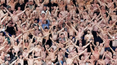 Die Fans von Legia Warschau feiern auf der Tribüne, nachdem Tomas Pekhart im Viertelfinal-Rückspiel der UEFA Conference League gegen Chelsea an der Stamford Bridge in London das erste Tor ihrer Mannschaft erzielt hat. (Foto: John Walton/PA Wire/dpa)