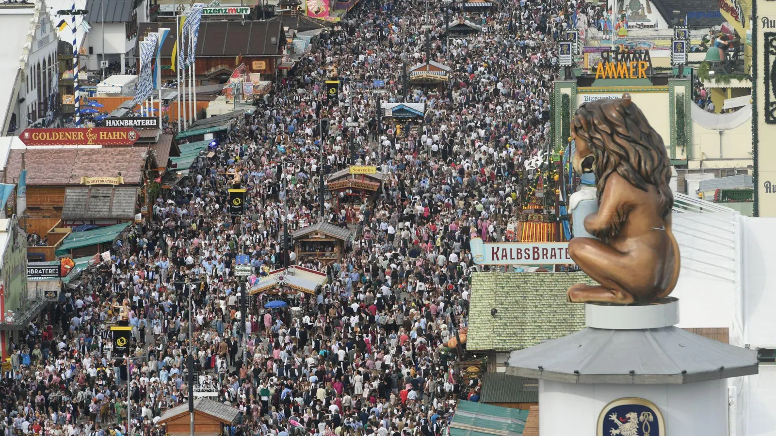 Massen drängen auf der Wiesn. (Foto: Felix Hörhager/dpa)