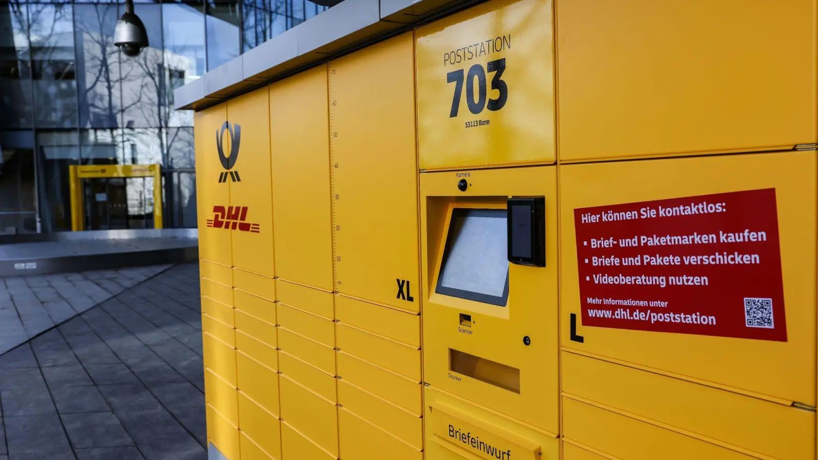 An Poststationen kann man zu jeder Tageszeit Pakete abholen und aufgeben. (Foto: Oliver Berg/dpa)