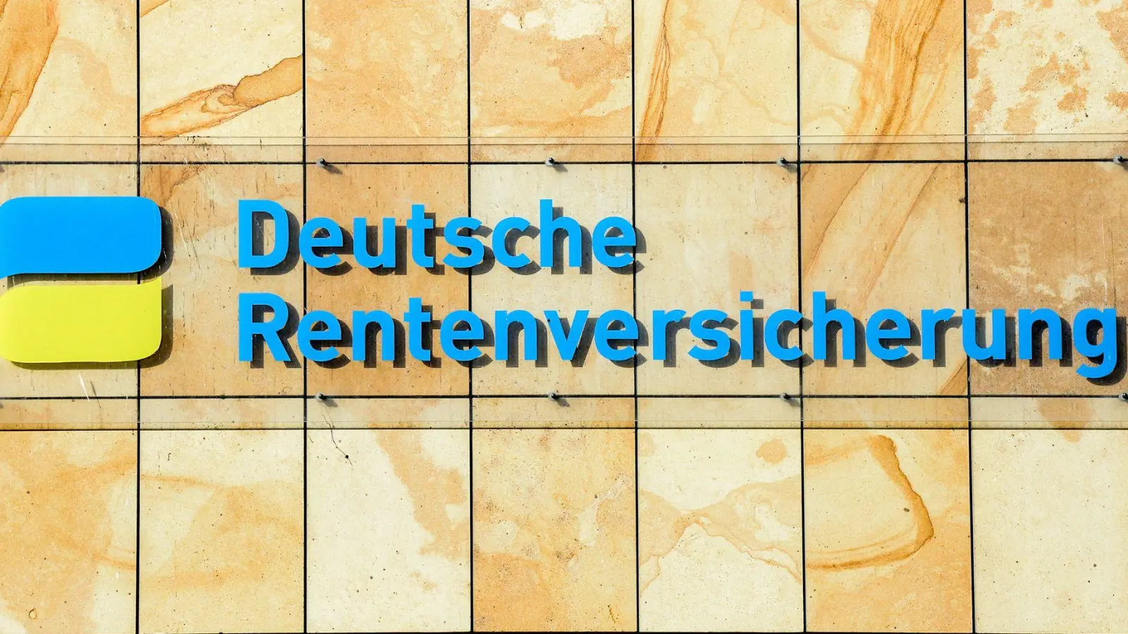 Unbedingt prüfen: Stimmt die an die Rentenversicherung abgegebene Jahresmeldung nicht, kann sich das ungünstig auf mögliche Rentenansprüche auswirken. (Foto: Jens Kalaene/dpa-Zentralbild/dpa-tmn)