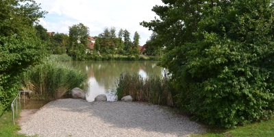 Fährt man von Trautskirchen Richtung Merzbach, kann man eine Badepause am See einlegen. (Foto: Ute Niephaus)