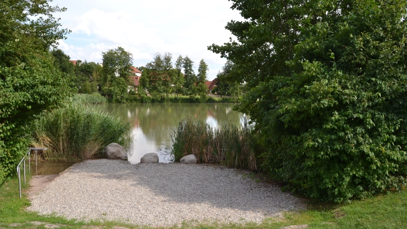 Fährt man von Trautskirchen Richtung Merzbach, kann man eine Badepause am See einlegen. (Foto: Ute Niephaus)