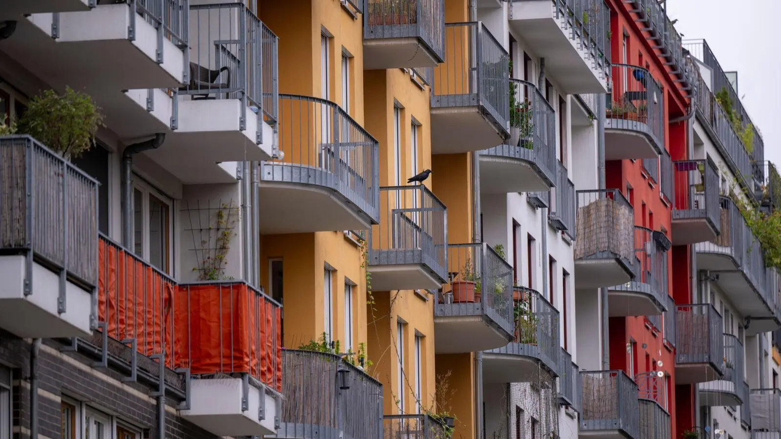 Der BGH will klären, ob Gemeinschaftskosten von WOhnungseigentümern auch zulasten einzelner Eigentümer umverteilt werden dürfen. (Foto: Monika Skolimowska/dpa)