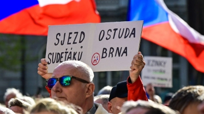 Schon Ende April waren Menschen in Brünn (Brno) gegen die geplante Veranstaltung auf die Straße gegangen – mit Spruchtafeln wie „Treffen der Sudetendeutschen – eine Schande für Brünn“. (Archivbild) (Foto: Šálek Václav/CTK/dpa)