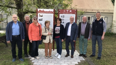 Die Mitglieder des Arbeitskreises Beschilderung am Beginn des Rundwegs vor dem Deutschen Pinsel- und Bürstenmuseum in Bechhofen (von links): Bernd Kober, Albrecht Flierl, Heimatpflegerin Claudia Dommel, Ingrid Meierhöfer, Marianne Weinmann, Bürgermeister Helmut Schnotz, Hans-Dieter Lechner und Gerhard Rieß. (Foto: Johannes Flierl)