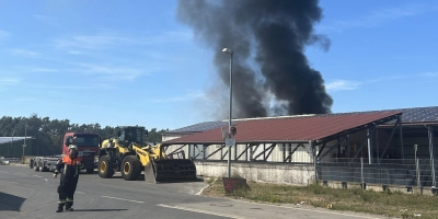 Die Rauchwolke, die der Brand in Dettendorf erzeugte, war weit sichtbar. (Foto: Volker Raab)