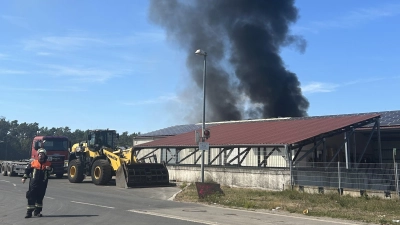 Auf der Mülldeponie in Dettendorf läuft derzeit ein großer Feuerwehreinsatz. (Symbolbild: Volker Raab)