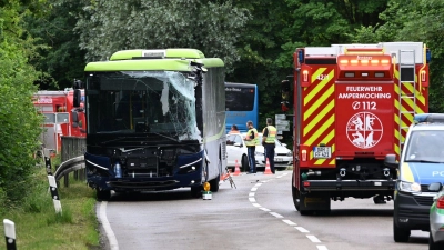 Mehr als 100 Rettungskräfte waren nach dem Unfall im Landkreis Dachau im Einsatz. (Foto: Sven Hoppe/dpa)