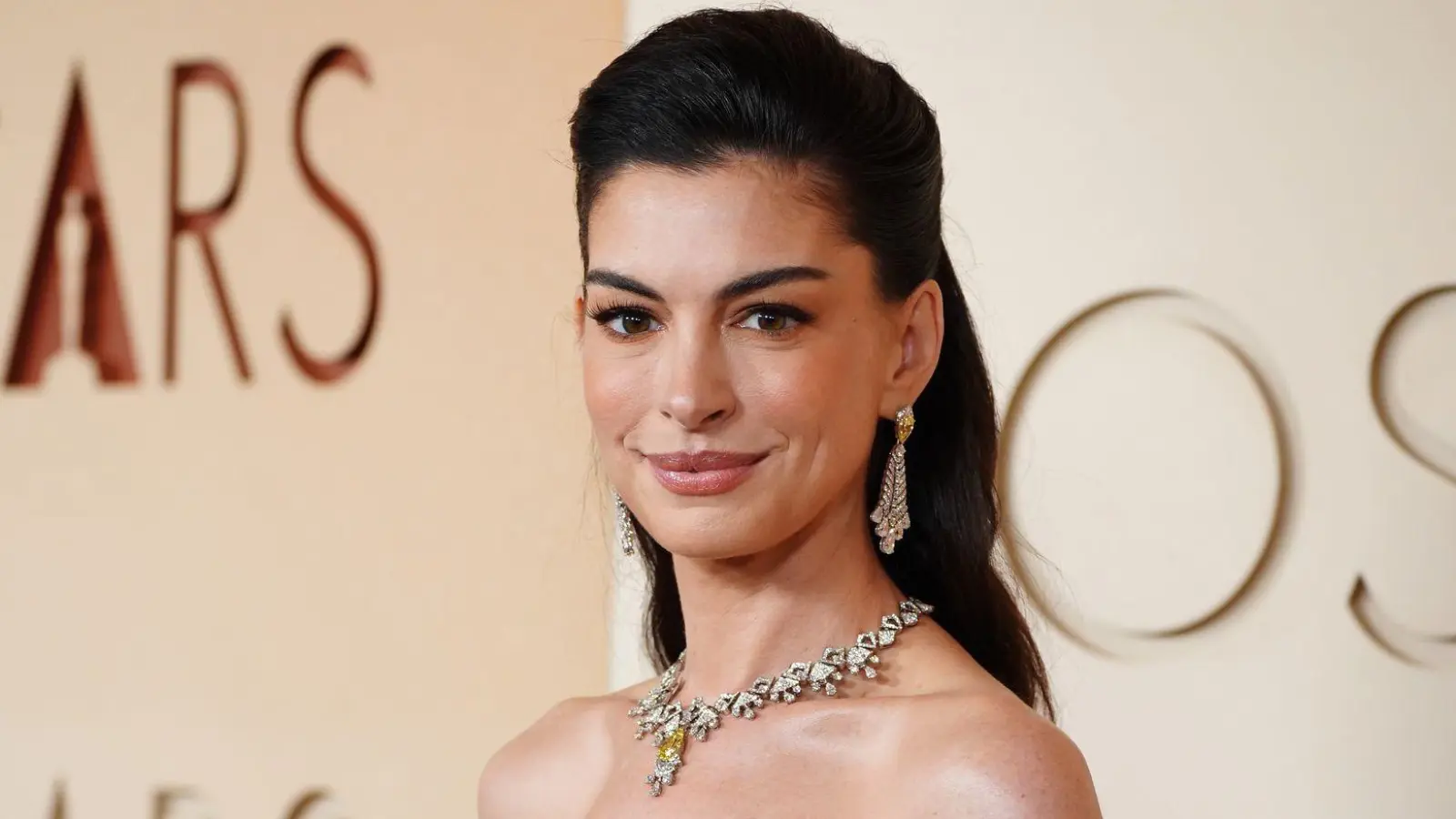 Oscar-Preisträgerin Anne Hathaway spielt in ihrem neuen Film „Mother Mary“ eine Popsängerin. (Archivbild) (Foto: Jordan Strauss/Invision/AP/dpa)