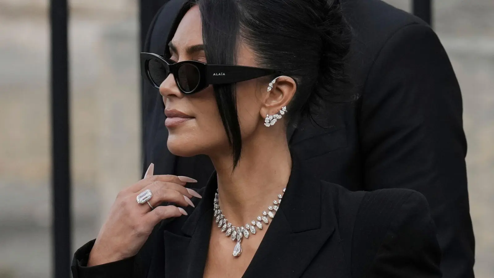Die Staatsanwaltschaft hat für die Angeklagten im Prozess um den Raubüberfall auf Kim Kardashian zumeist hohe Haftstrafen verlangt. (Archivbild) (Foto: Aurelien Morissard/AP/dpa)
