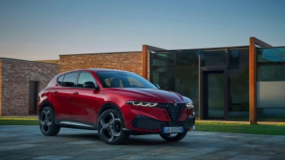 Alfa Romeo frischt den Tonale mit überarbeiteter Front und neuen Farboptionen auf: Das Facelift bringt mehr Individualität ins Kompakt-SUV. (Foto: Maxsarotto/Alfa Romeo/dpa-tmn)