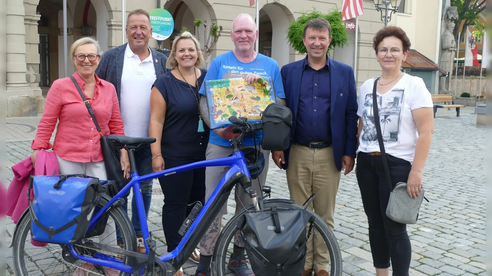 Beim Empfang des Benefizradlers (von links): die Stadträte Sabine Detsch und Ronald Reichenberg, Caroline Weigand vom Vital Hotel, Oliver Trelenberg, Jürgen Heckel sowie Stadträtin Silke Städler. (Foto: Helmut Meixner)