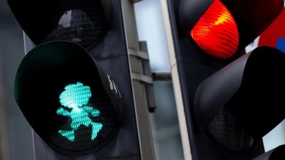 Den Pumuckl gibt es jetzt auch als Ampelmännchen. (Foto: Sven Hoppe/dpa)