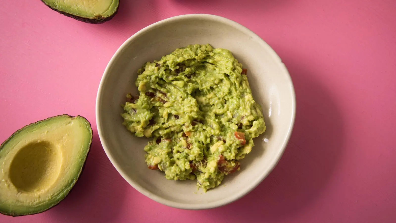 Zerdrückte und gewürzte Avocado bietet sich als leckerer pflanzlicher Brotaufstrich an. (Foto: Christin Klose/dpa-tmn)