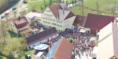 Jedes Jahr drängen sich an Karfreitag die Besucher in der Gotzenmühle zusammen, um Beerenwein zu trinken. Unser Foto zeigt eine Aufnahme von 2023. Dieses Jahr wird der Hof leer bleiben. (Foto: Vilko Segula)