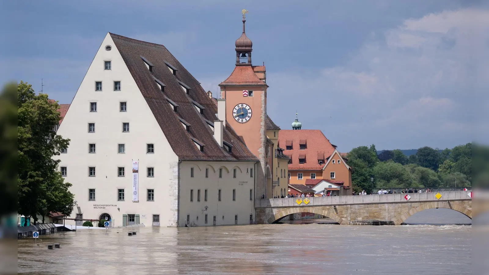 Hochwasser in Regensburg an der  Steinernen Brücke. (Foto: Sven Hoppe/dpa)