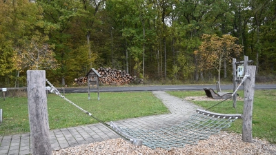 Im Wald am oberen Ende der Jahresbaumallee, hier vom Pavillonareal aus gesehen, dürfen ab November Bestattungen erfolgen; der Bereich ist ab dann als Naturfriedhof gewidmet. (Foto: Judith Marschall)