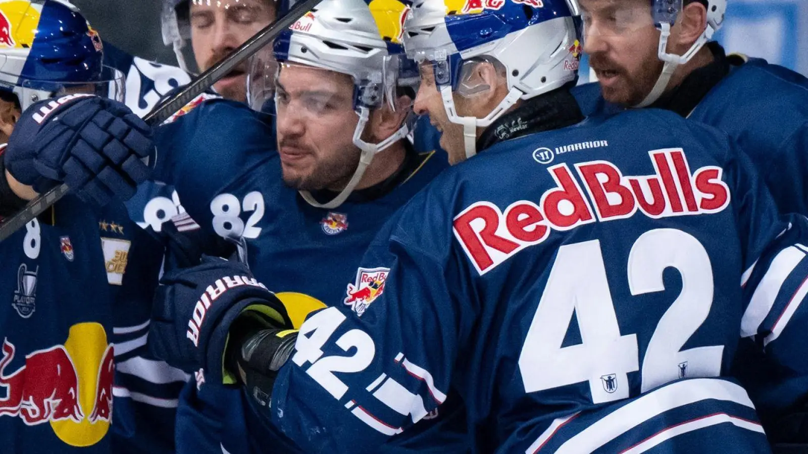 Der EHC München feiert den vorzeitigen Einzug ins DEL-Playoff-Halbfinale. (Foto: Sven Hoppe/dpa)