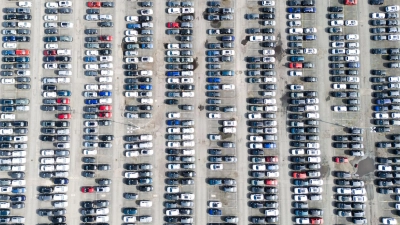 Viele bunte Neuwagen - viele Fragen: Was bedeutet die neue Norm Euro 7 für Autofahrer? (Foto: Julian Stratenschulte/dpa/dpa-tmn)