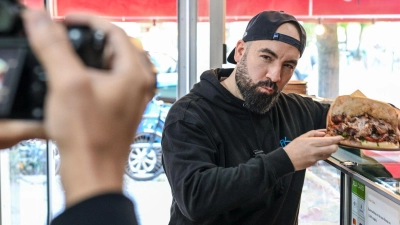 Der Berliner Youtuber Can F. Kennedy testet alle Dönerläden an U-Bahnhöfen. (Foto: Jens Kalaene/dpa)