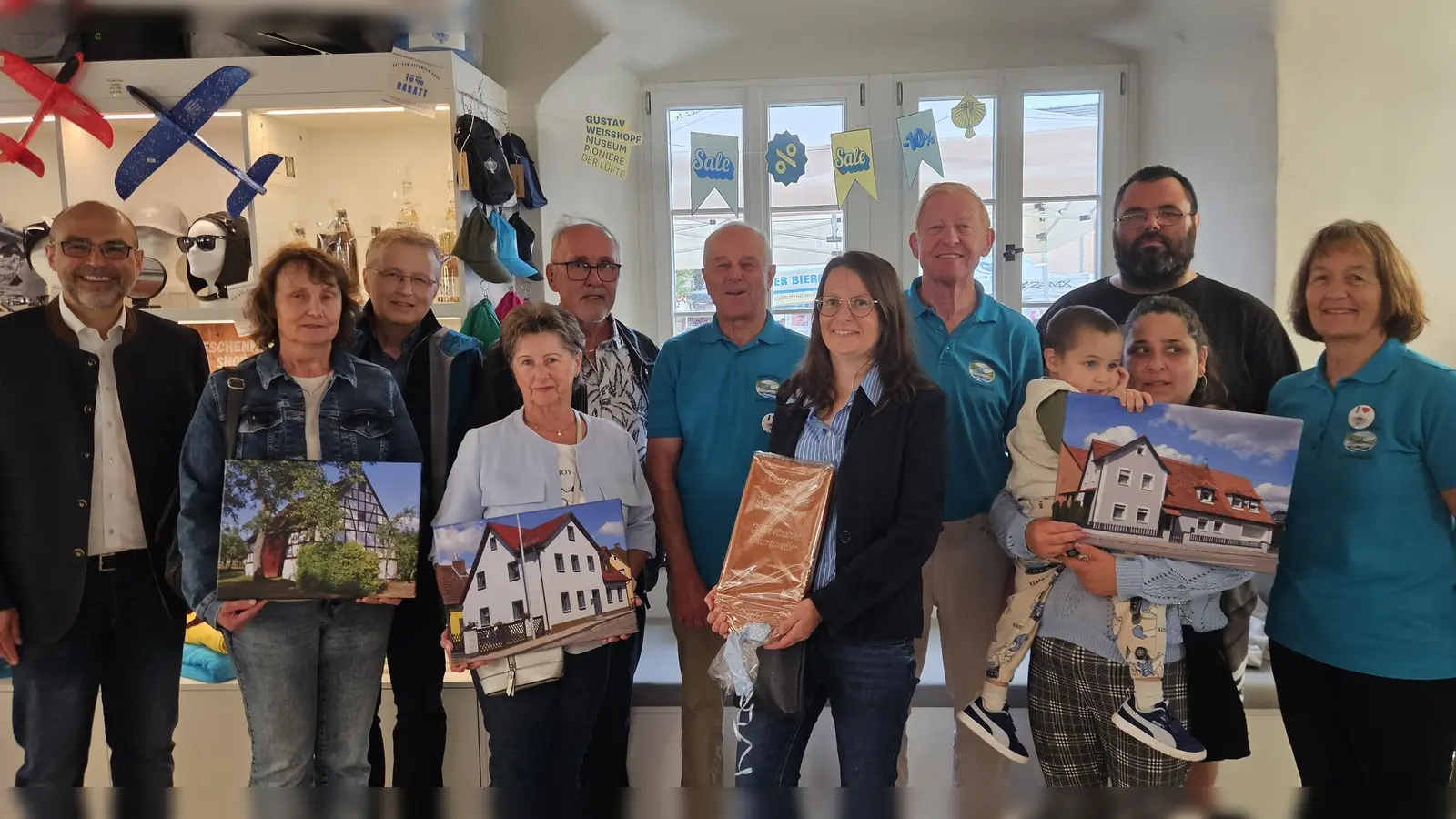 Geehrte und Ehrende: Von links Markus Liebich, die Ehepaare Karin und Norbert Riess sowie Renate und Heinz Archut, Hans Rummel, Julia Andreae, Gerhard Schöller, die Familie Toth sowie Erna Ulrich. (Foto: Wolfgang Grebenhof)