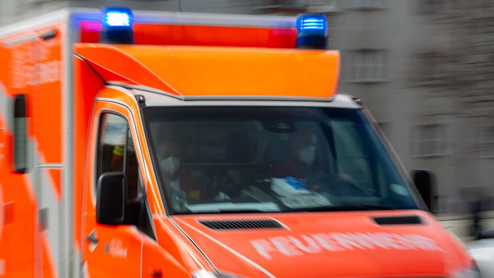 Mit schweren, aber nicht lebensgefährlichen Verletzungen wird der Angestellte in eine Klinik gebracht. (Symbolbild) (Foto: Fernando Gutierrez-Juarez/dpa)