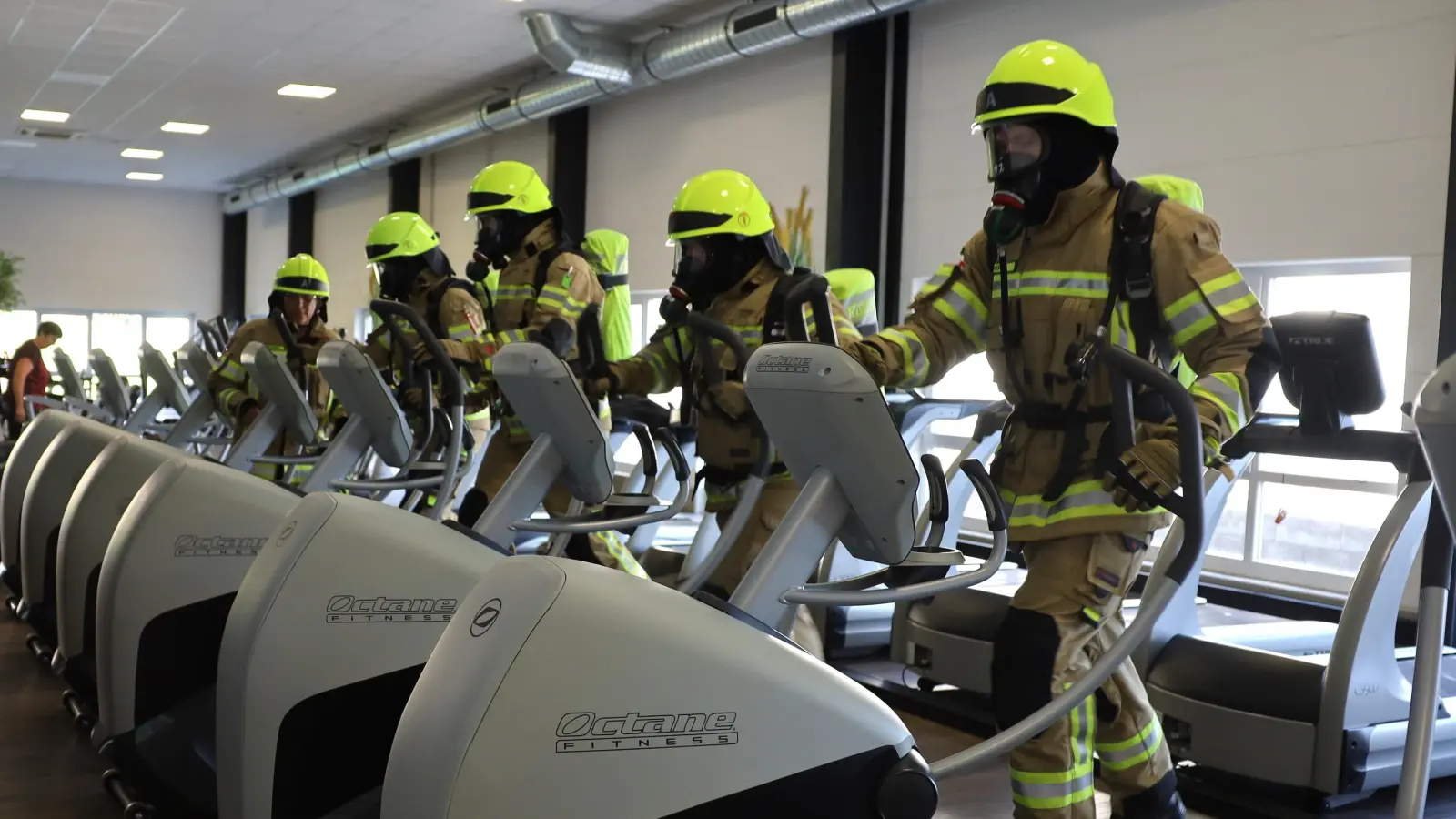 Ein ungewöhnlicher Anblick: Uehlfelder Feuerwehrleute übten in voller Montur in einem Höchstädter Fitnesstudio. (Foto: Karl-Heinz Panzer)