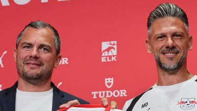 Martín Demichelis (r) wird bei RB Leipzig als neuer Trainer vorgestellt.  (Foto: Jan Woitas/dpa)