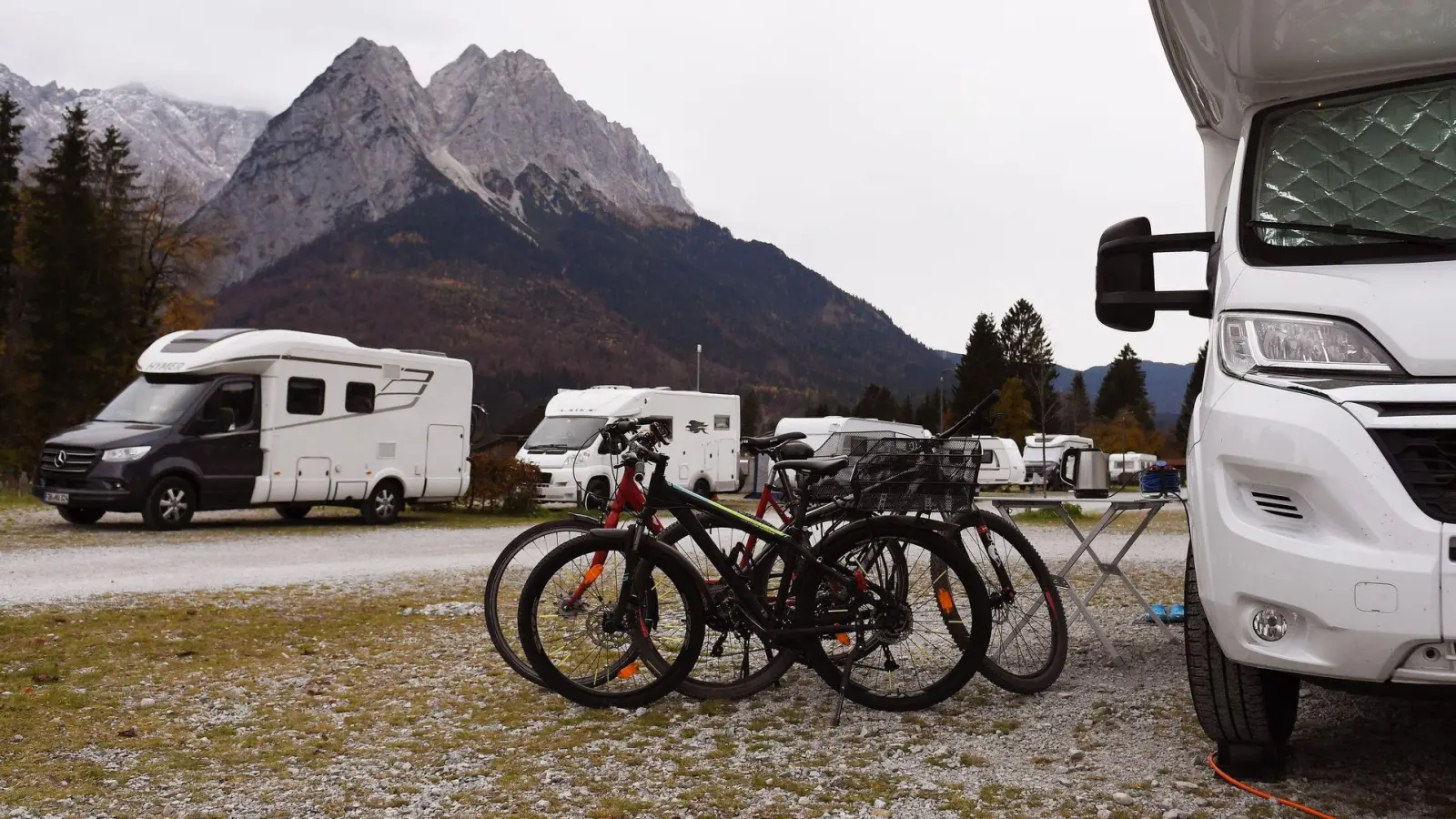 Gegen muffigen Geruch oder Schimmel: Beim Campen in den kalten Monaten ist es wichtig, genug zu heizen, da warme Luft Feuchtigkeit besser aufnehmen kann als kalte. (Foto: Angelika Warmuth/dpa/dpa-tmn)