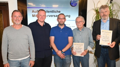 Auf einer außerordentlichen Mitgliederversammlung hat der ESV Ansbach/Eyb einen neuen Vorsitzenden gewählt (von links): Andreas Redlof (dritter Vorsitzender), Bernhard Schneider (neuer Vorsitzender), Daniel Dürr (Stellvertreter), Reinhard Malitius (neues Ehrenmitglied) und Rainer Bäsmann (ehemaliger Vorsitzender und jetzt Ehrenvorsitzender).  (Foto: Wolfgang Laaß)