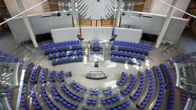 Im Bundestag muss umgebaut werden. Es gibt weniger Sitze und Parteien im neugewählten Parlament. (Foto: Michael Kappeler/dpa)