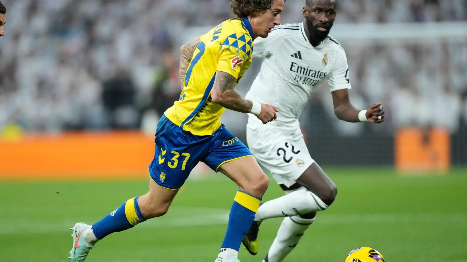 Jetzt in Dortmund: Der portugiesische Stürmer  Fabio Silva (l).  (Foto: Bernat Armangue/AP/dpa)