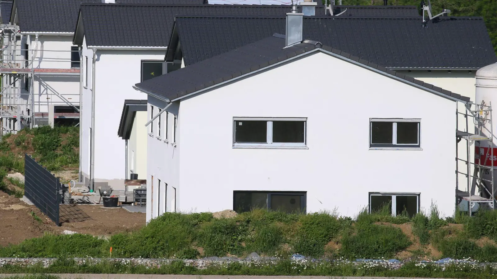 Zum fünften Mal in Folge hat die Interhyp untersucht, wie Menschen in Deutschland die Leistbarkeit von Immobilien einschätzen. (Symbolbild) (Foto: Karl-Josef Hildenbrand/dpa/dpa-tmn)