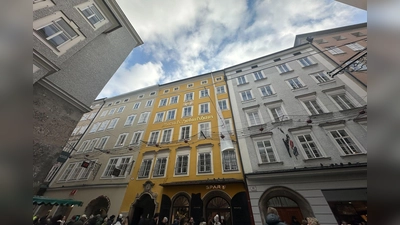 Blick auf das Geburtshaus von Mozart in der Getreidegasse in der Salzburger Altstadt. (Archivbild) (Foto: Gregor Tholl/dpa)