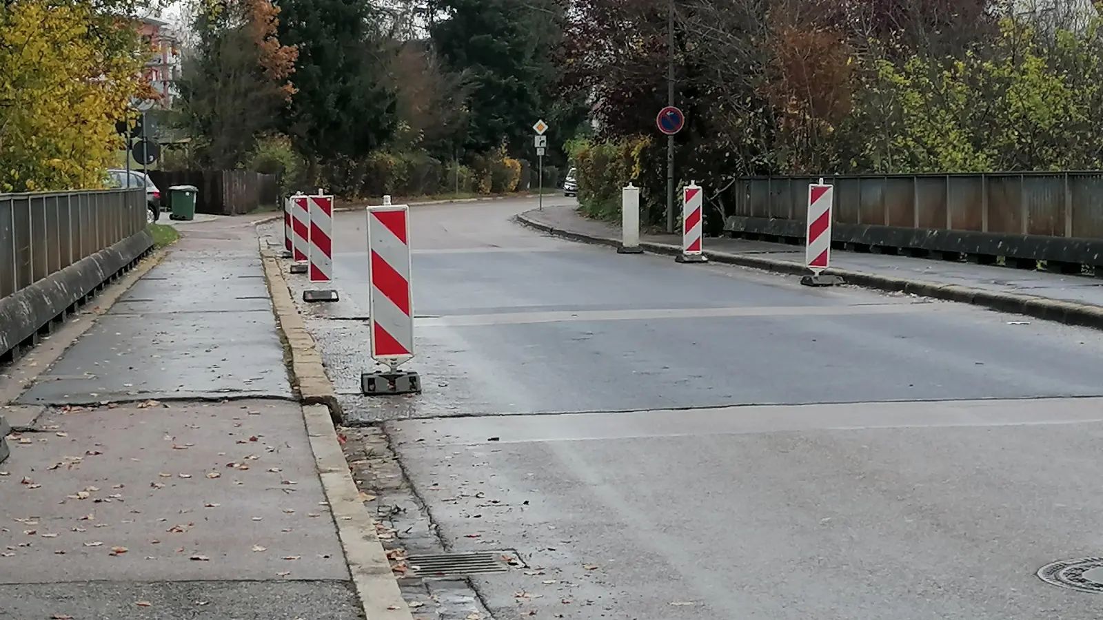 Die Brücke über die Bahnlinie am Stauferwall in Dinkelsbühl wird neu gebaut. Bis Ende des Jahres geht deshalb für Verkehrsteilnehmerinnen und -nehmer in diesem Bereich nichts. (Foto: Friedrich Zinnecker)