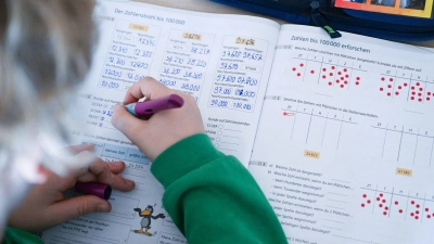 Reagieren Kinder mit Unlust oder versuchen, alles zu vermeiden, was mit Rechnen zu tun hat, kann eine Dyskalkulie dahinterstecken. (Foto: Bernd Weißbrod/dpa/dpa-tmn)