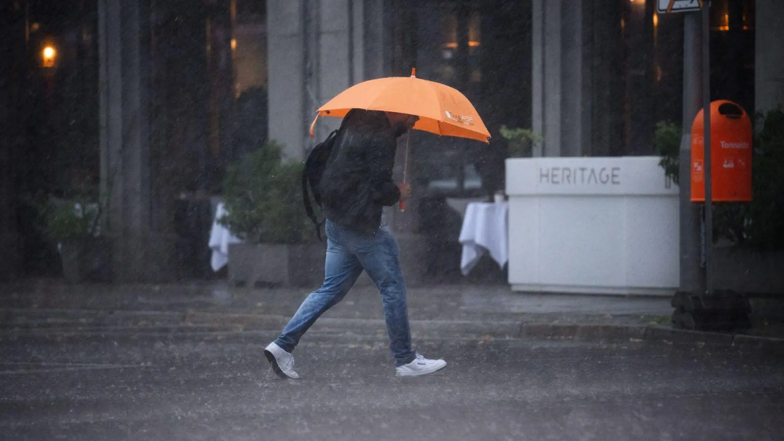 Blitzschlag-Gefahr: Wenn ein Gewitter mit Blitzen über einem tobt, sollte man sich lieber von seinem Regenschirm trennen. (Foto: Bernd von Jutrczenka/dpa/dpa-tmn)