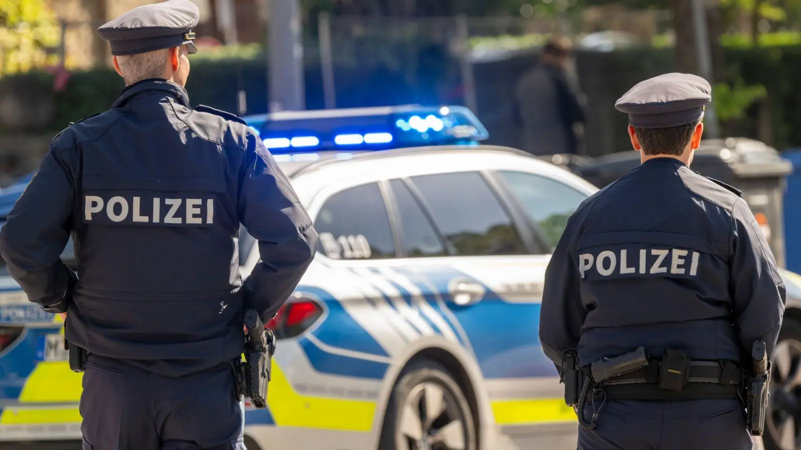 Die Polizei rückte mit mehreren Streifenwagen zu der Schule aus. (Symbolbild) (Foto: Peter Kneffel/dpa)