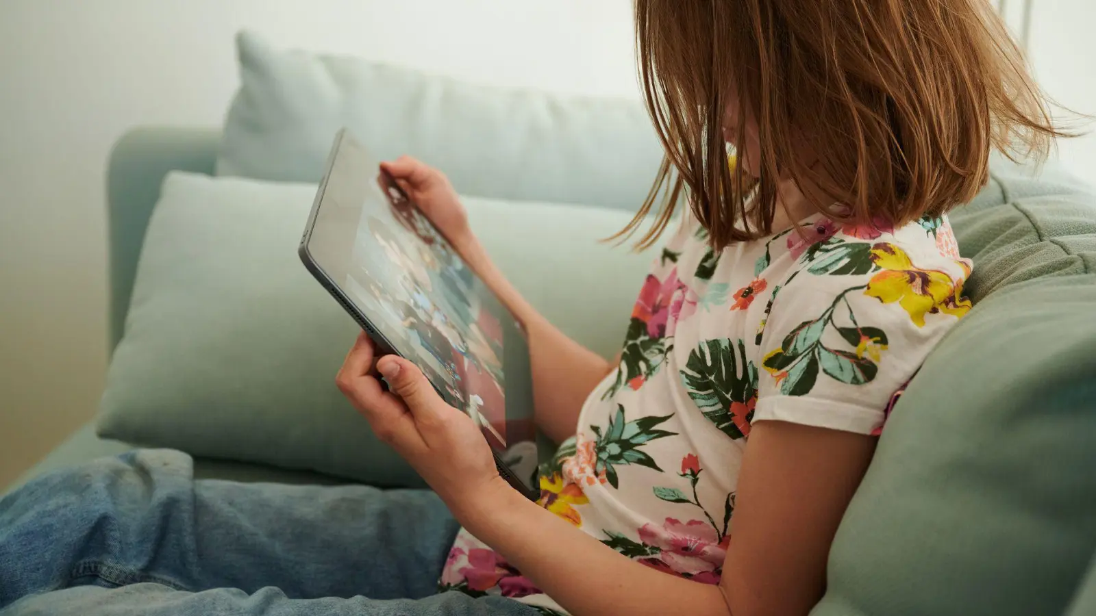 Kinder und Jugendliche sind im Netz vielen Gefahren ausgesetzt - Experten von Jugendschutz.net registrierten mehr als 15.000 Jugendschutzverstöße im vergangenen Jahr. (Symbolbild) (Foto: Annette Riedl/dpa)