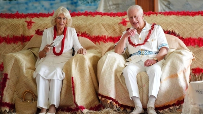 In sommerlichem Outfit zeigten sich Charles und Camilla am ersten Tag des Besuchs. (Foto: Aaron Chown/PA Wire/dpa)