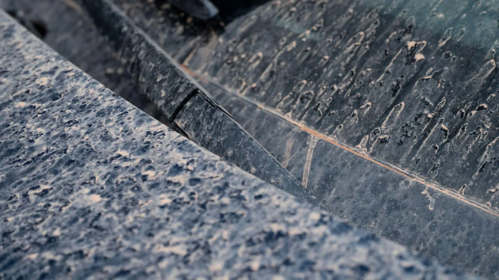 Sahara-Staub legt sich als feiner Film auf Autos ab und kann bei falscher Reinigung Kratzer verursachen. (Foto: Marijan Murat/dpa/dpa-tmn)