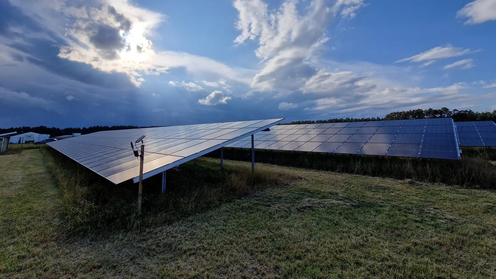 Ein Solarpark auf 22 Hektar wurde im Juli 2025 bei Kettenhöfstetten eröffnet. Flachslandens Bürgermeister Hans Henninger bezeichnete ihn damals als den „größten Solarpark im Landkreis Ansbach”. Die Anlage bei Gotzendorf sollte sich auf fast 60 Hektar ausdehnen. (Foto: Andrea Walke)