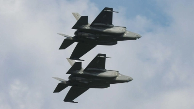 Zwei tief über Herrieden fliegende Kampfjets (hier ein Symbolbild) haben die dortige Bevölkerung irritiert. (Symbolbild: Leszek Szymanski/dpa)