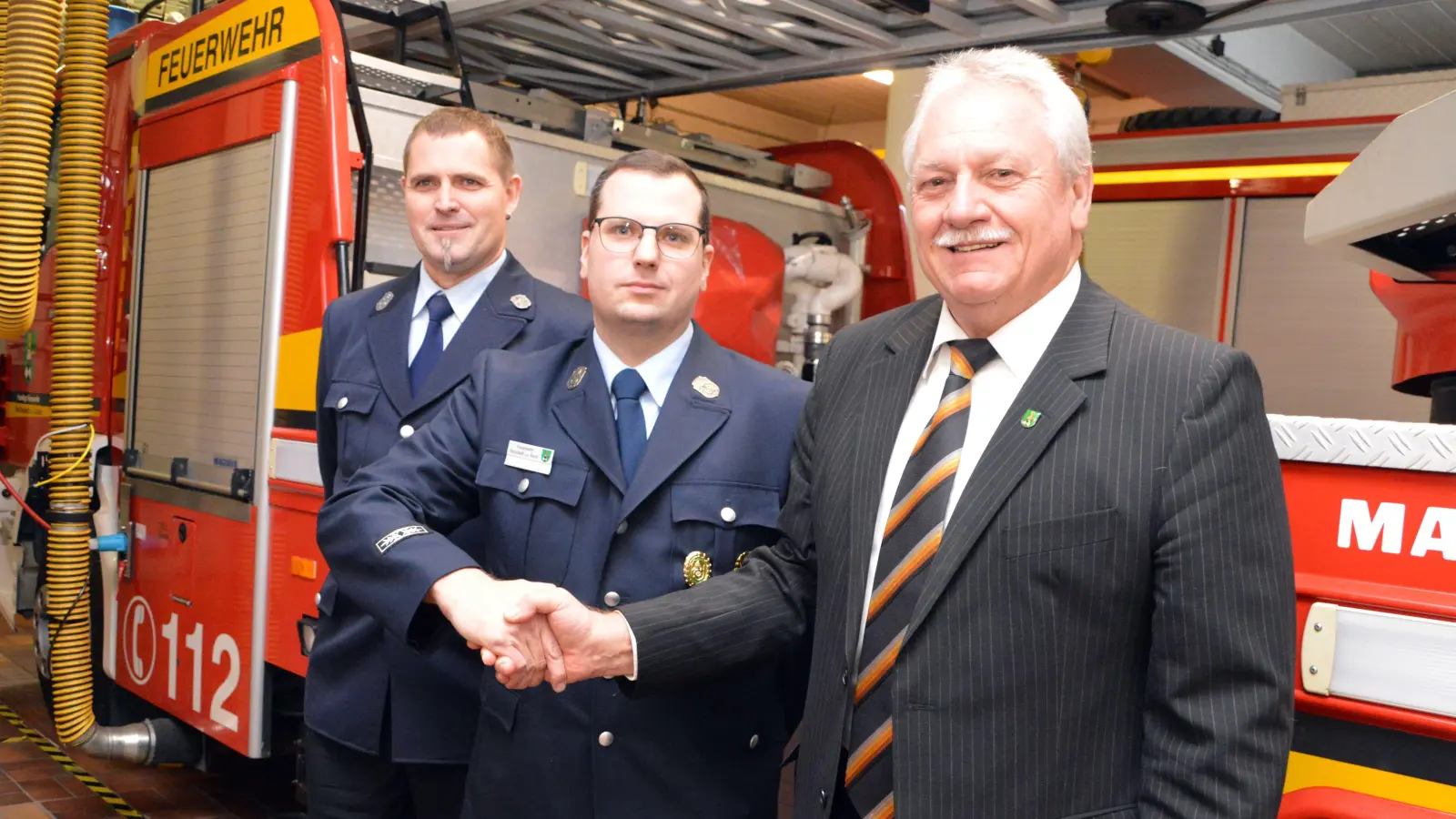 Bürgermeister Klaus Meier (rechts) gratuliert dem neuen Neustädter Kommandanten Andreas Meyer (Mitte). Stellvertreter Christian Klama komplettiert das Führungsteam der Wehr. (Foto: Johannes Zimmermann)