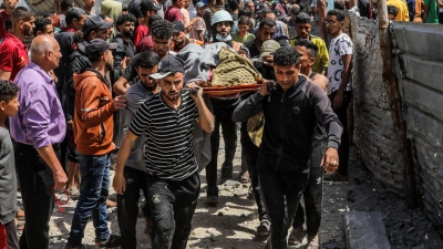 Palästinenser tragen Opfer eines Luftangriffs.  (Foto: Abed Rahim Khatib/dpa)