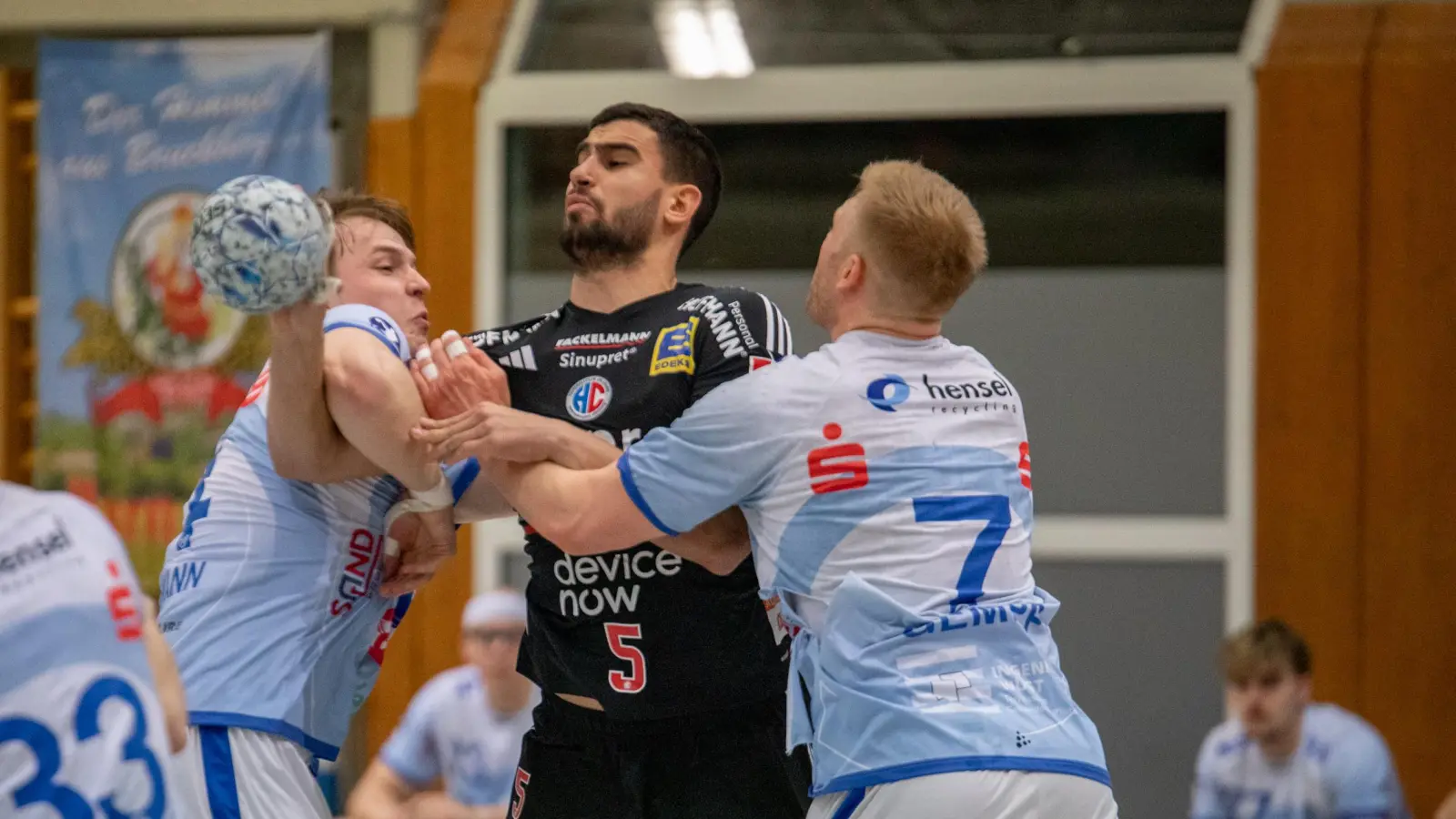 Es ging durchaus zur Sache beim Test in Ansbach: Hier wird der Erlanger Neuzugang Milos Kos (in schwarz) von Ben Connar Battermann, Neuzugang des TV Großwallstadt, und Patrick Gempp (rechts) bearbeitet, (Foto: Markus Zahn)